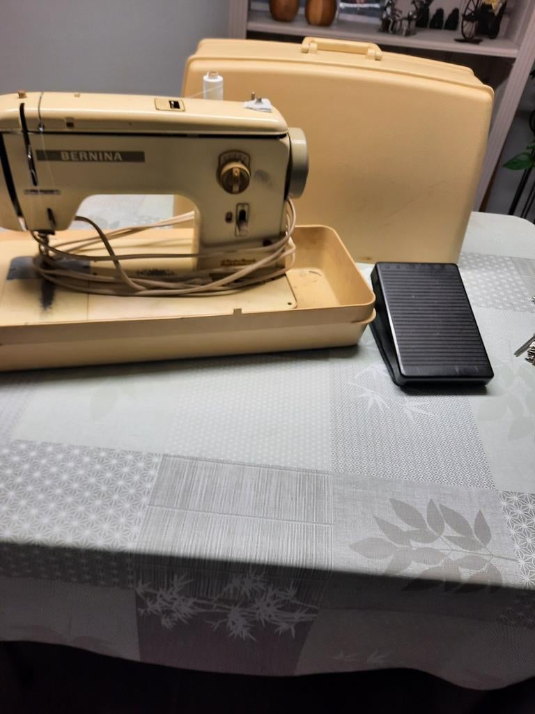Elektrische naaimachine Bernina met voetpedaal in koffer, Ophalen, Naaimachine, Bernina