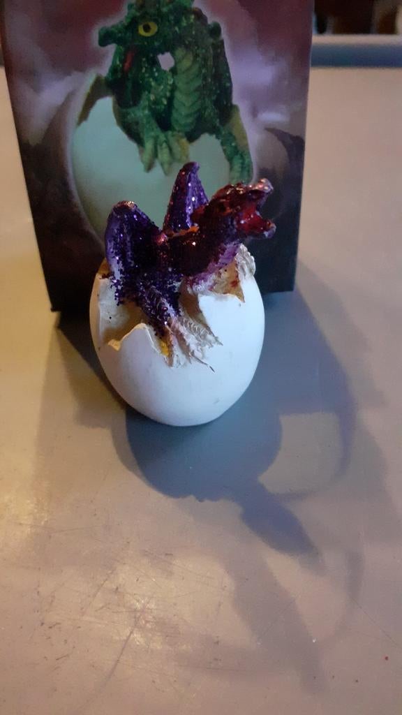 figurine dragon sortant de l'oeuf avec emballage, Enlèvement ou Envoi, Utilisé, Fantasy