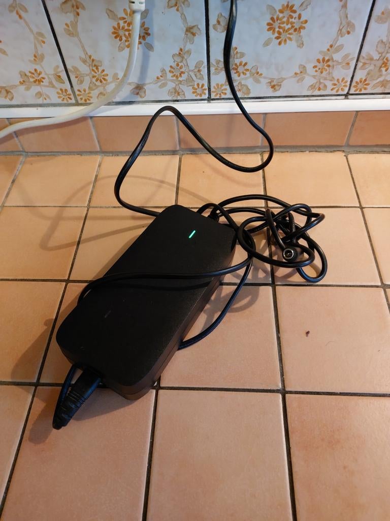 Chargeur vélo électrique et trottinette.  54V-2-A, Vélos & Vélomoteurs, Accessoires vélo | Batteries de vélo, Enlèvement ou Envoi