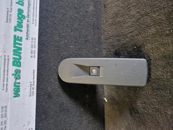 Elektrisch Raam Schakelaar van een Renault Clio, Ophalen of Verzenden, 3 maanden garantie, Gebruikt, Renault