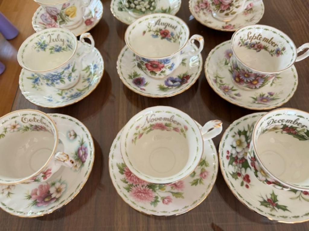 12 tasses et soucoupes Royal Albert Flowers of the Month, Enlèvement ou Envoi, Comme neuf, Autres styles, Porcelaine