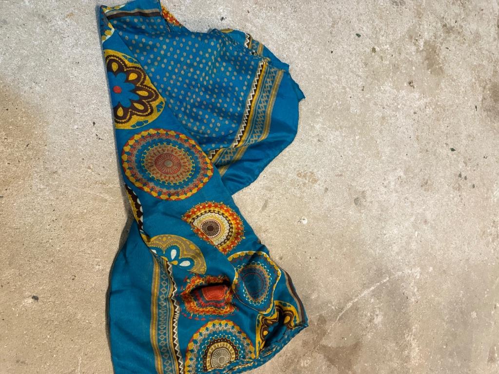 Foulard bleu avec motifs, Ophalen of Verzenden, Zo goed als nieuw