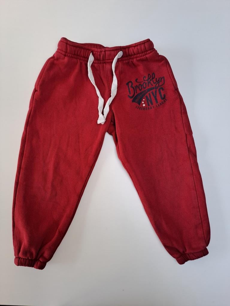 Pantalon de survêtement rouge t 98-104 Brooklyn NYC, Enfants & Bébés, Pantalon, Garçon, Enlèvement ou Envoi, Utilisé
