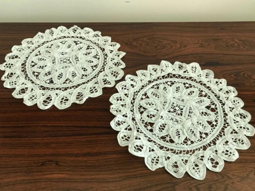 Set van 2 ronde kast tafel doekjes lapjes wit, Antiek en Kunst, Ophalen of Verzenden
