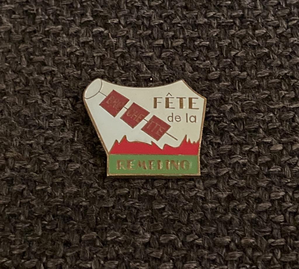 PIN - FETE DE LA BROCHETTE - REMELING, Envoi, Utilisé, Autres sujets/thèmes, Insigne ou Pin's