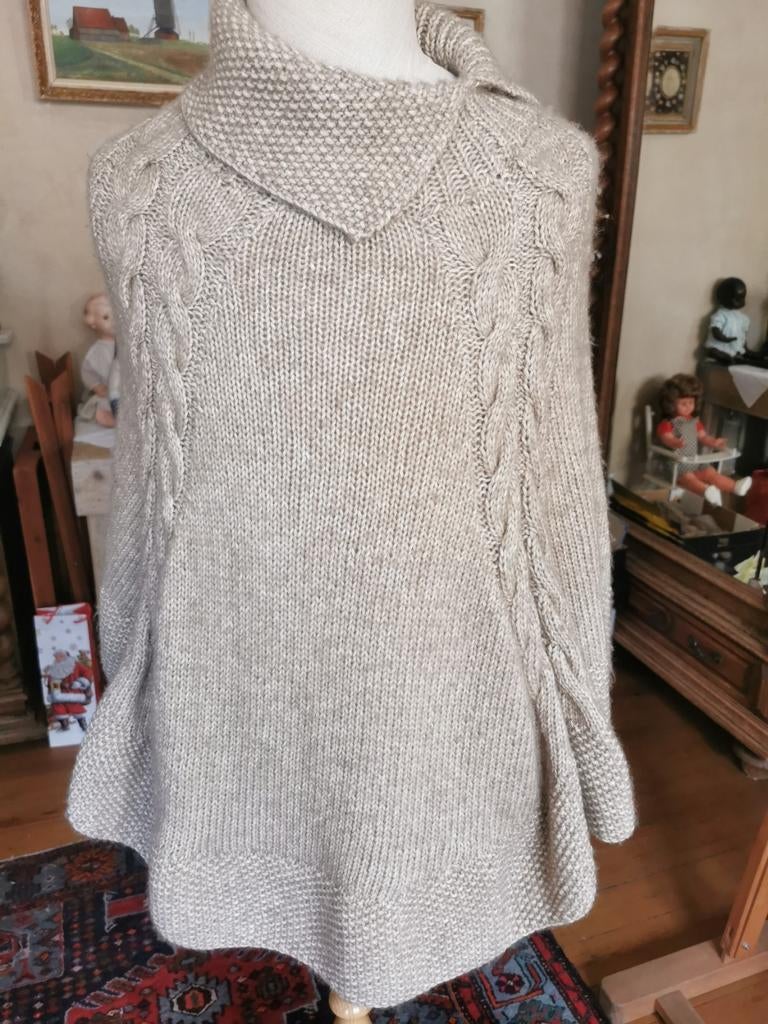 Heel mooie poncho in breiwerk, Kleding | Dames, Ophalen of Verzenden, Zo goed als nieuw, Beige
