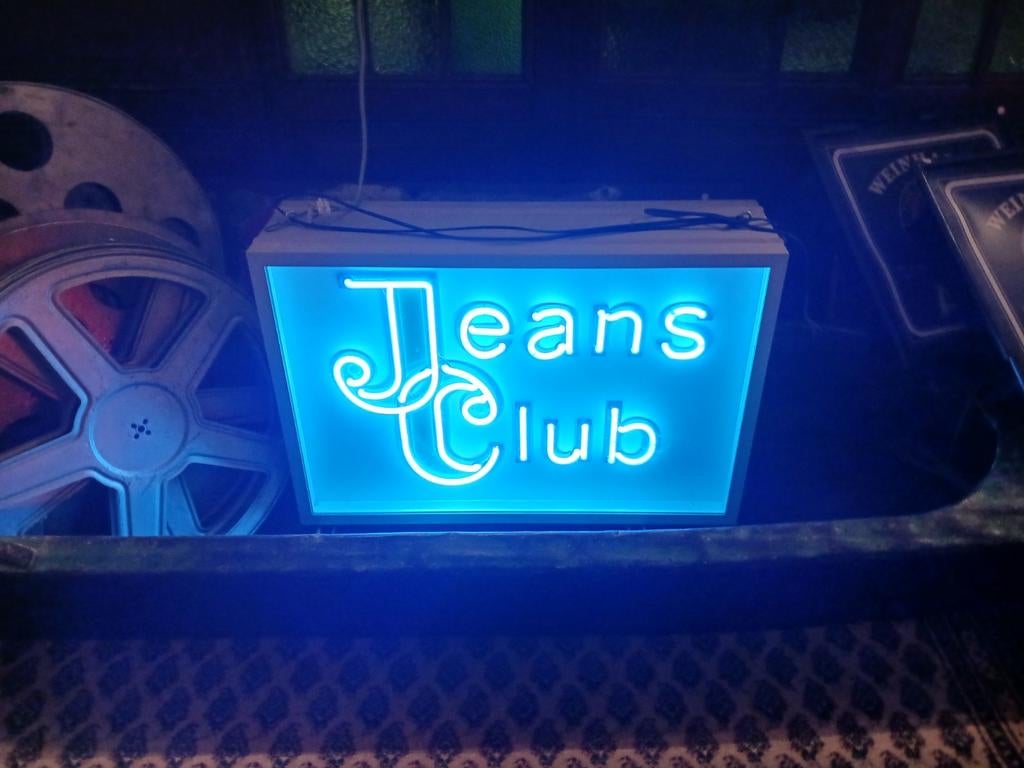 Publicité au néon du Jeans Club, Enlèvement
