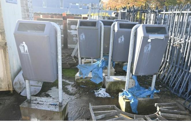 Capitole metalen buitenvuilnisbakken met betonnen voet, 75 cm ou plus, 40 litres ou plus, Enlèvement, Utilisé