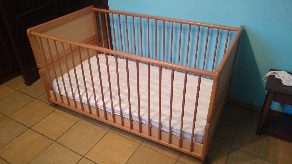 Lit bébé sur roulettes, couleur bois clair, Matelas, 70 à 85 cm, Comme neuf, Enlèvement