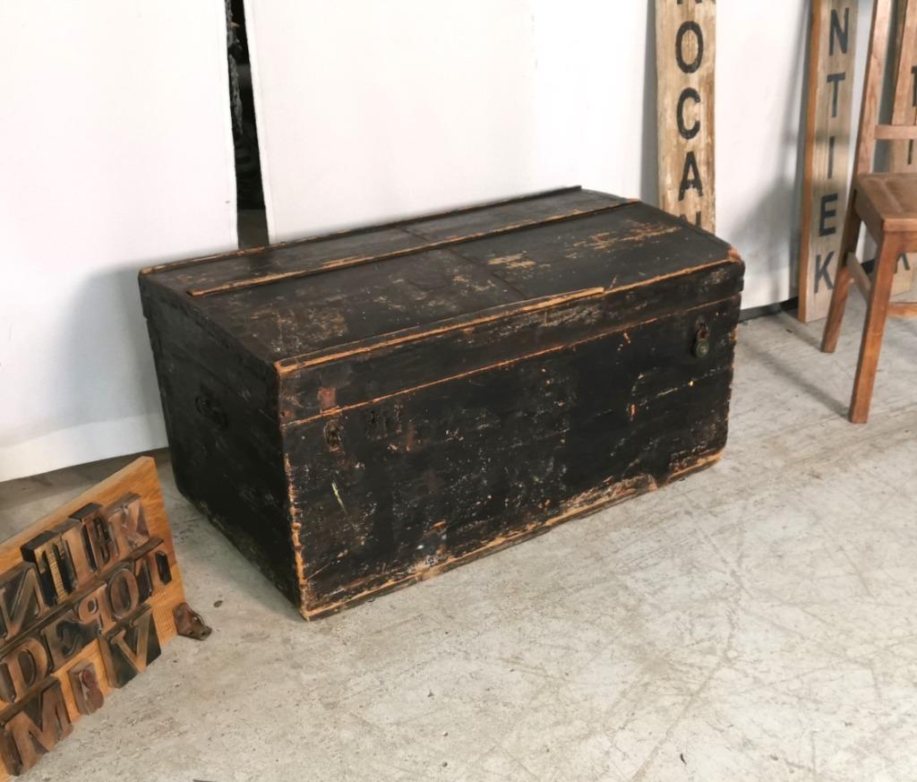 Grande boîte à couvertures noire ancienne en bois L 96 D 51, Antiquités & Art, Curiosités & Brocante, Enlèvement