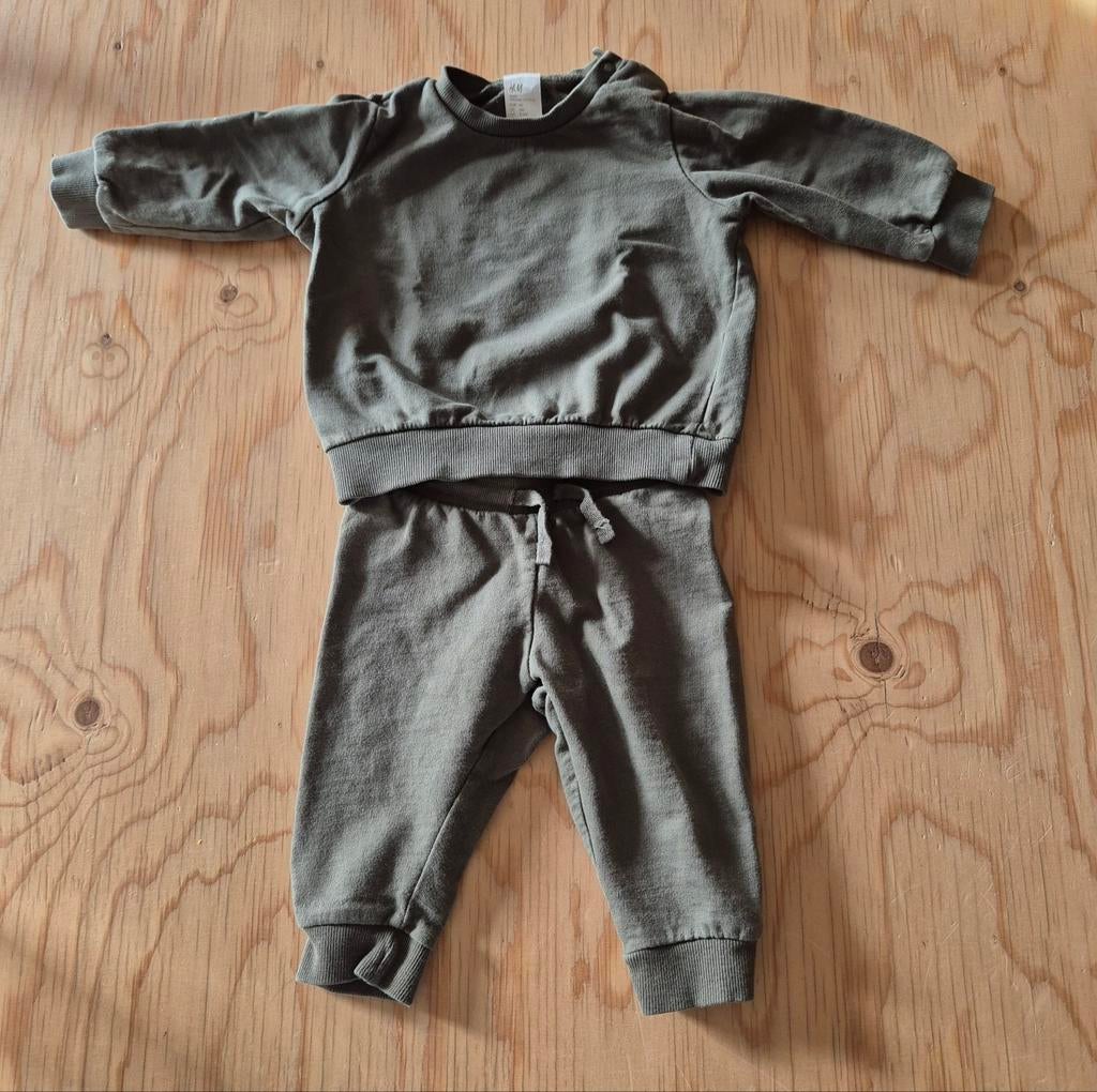 Comfi jogging in kaki - Maat 68, Enfants & Bébés, Vêtements de bébé | Taille 68, Garçon, Enlèvement ou Envoi, Ensemble, H&M
