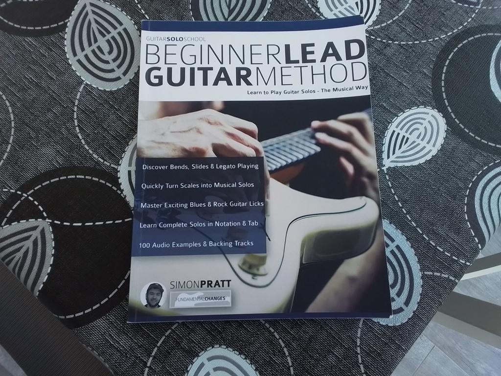 Livre de guitare par Simon pratt, Enlèvement, Comme neuf