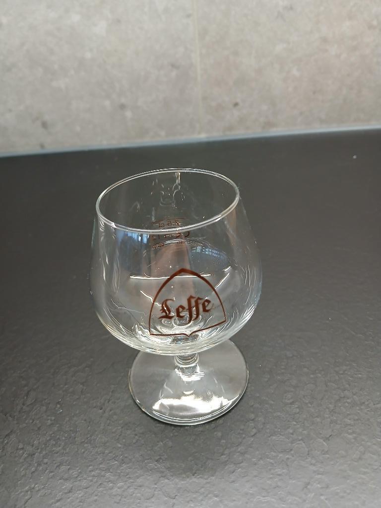 Klein Galopin LEFFE glas op standaard in goede staat, Verzamelen, Ophalen of Verzenden, Nieuw, Glas of Glazen, Leffe