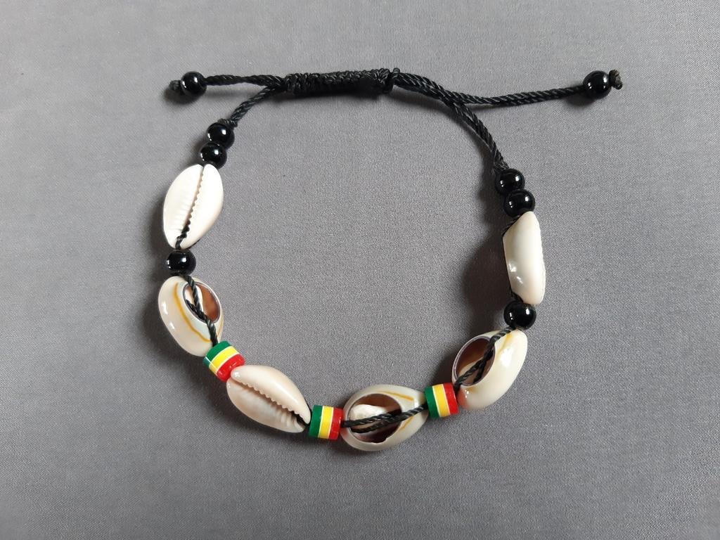 Armband van zwart koord met schelpen en parels NIEUW, Ophalen of Verzenden, Nieuw, Zwart, Overige materialen