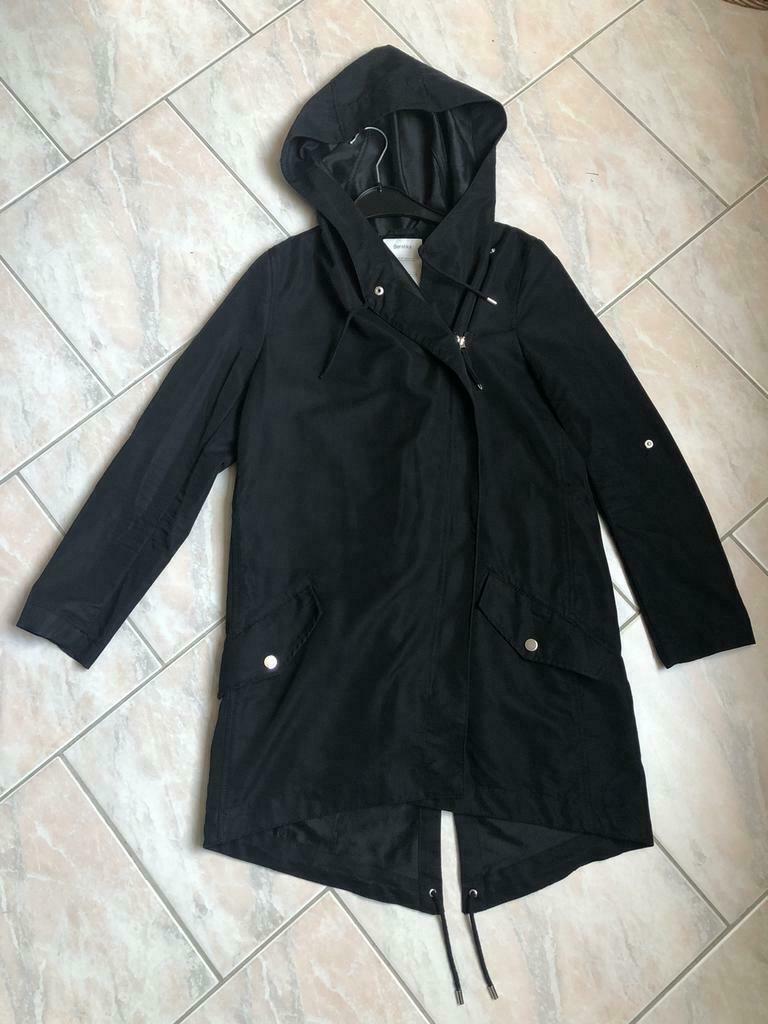 Veste légère à capuche, Bershka, Comme neuf, Taille 36 (S), Noir