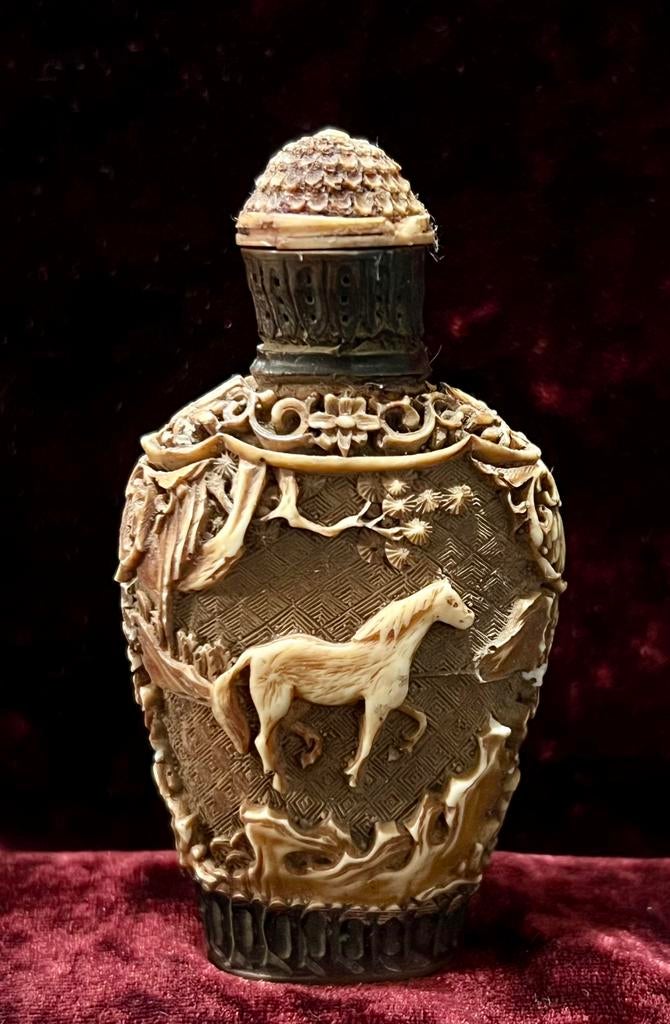 Chinese vintage snuiffles – rijk gesneden paarddecoratie, Antiek en Kunst, Ophalen of Verzenden