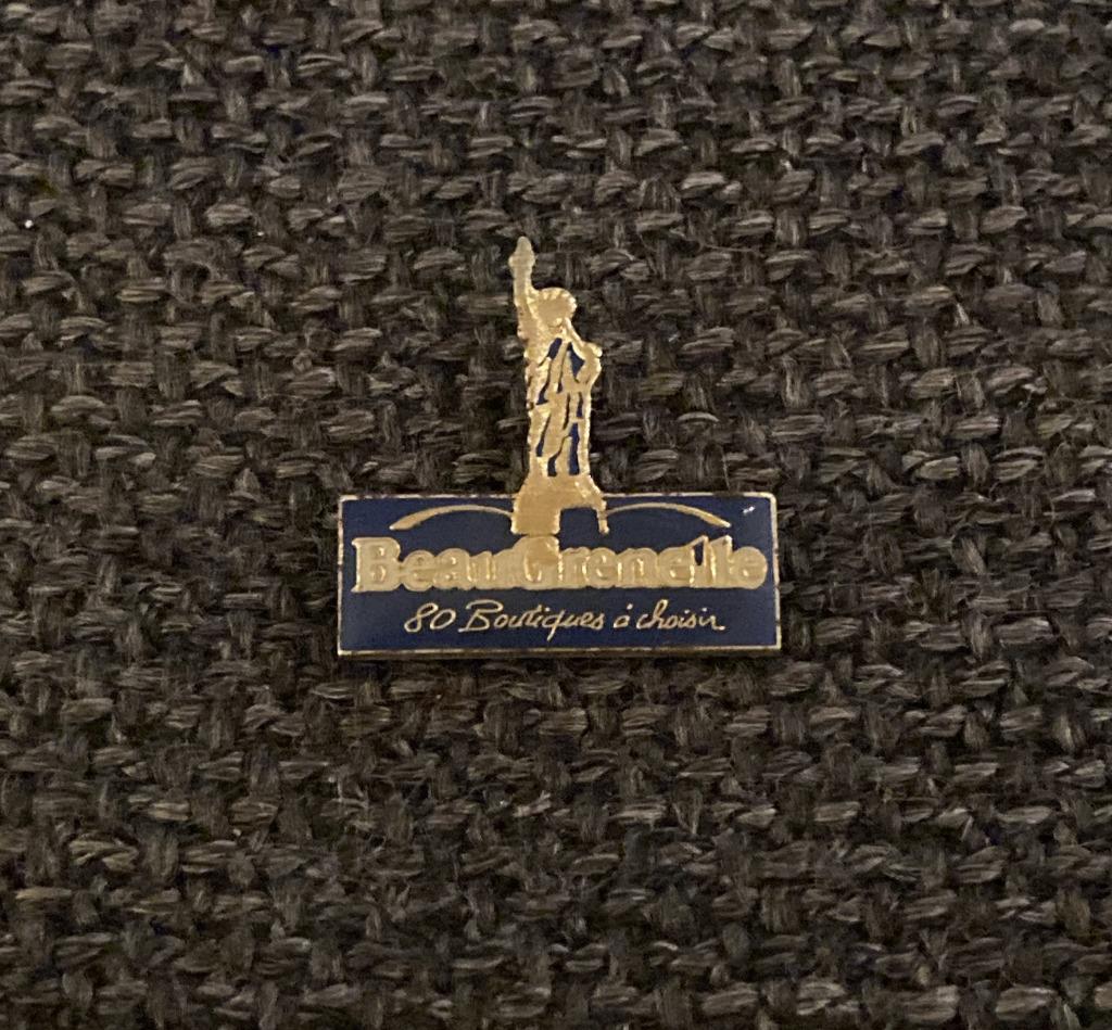 PIN - BEAUGRENELLE - STATUE DE LA LIBERTÉ, Envoi, Utilisé, Autres sujets/thèmes, Insigne ou Pin's