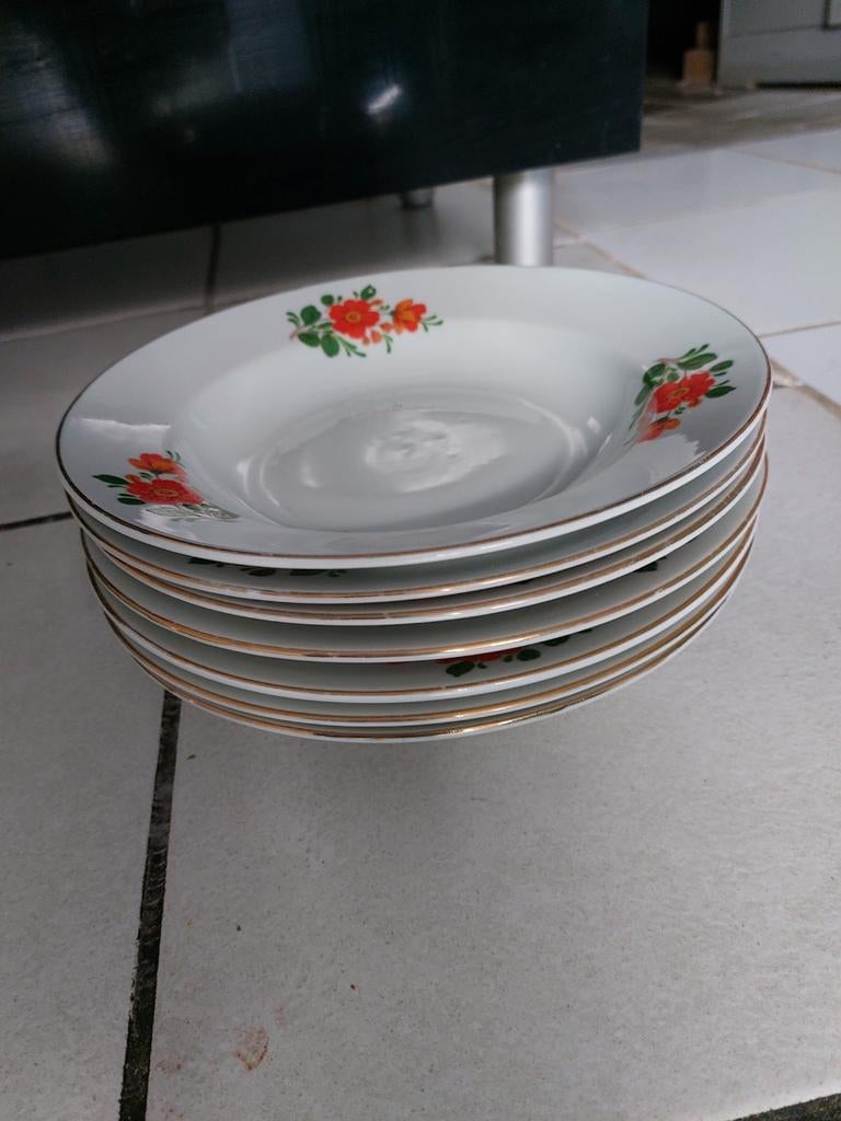 Sept  assiette en porcelaine 5€, Enlèvement