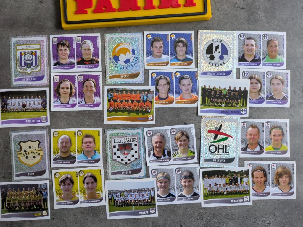 24 autocollants  foot Panini football 2009 femmes ns 563/586, Envoi, Neuf