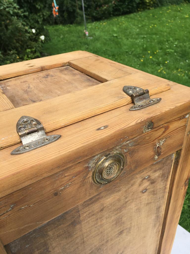 Antieke Harrods ice box, Ophalen