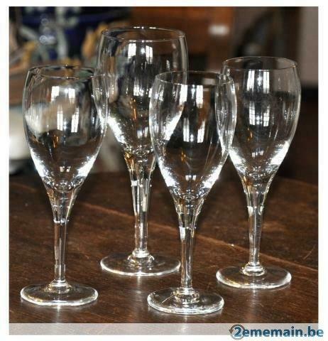 3 grand + 1 petit verre a vin en verre, Maison & Meubles, Cuisine | Vaisselle, Enlèvement ou Envoi, Utilisé, Verre ou Verres