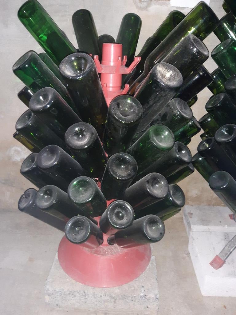 80 bouteilles vides et égouttoir, Collections, Enlèvement, Comme neuf