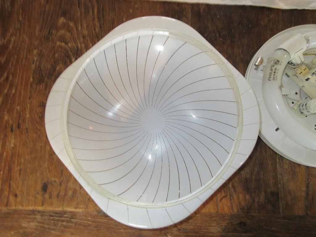 Plafondlamp vintage met Philips-lamp en plastieken kap licht, Ophalen