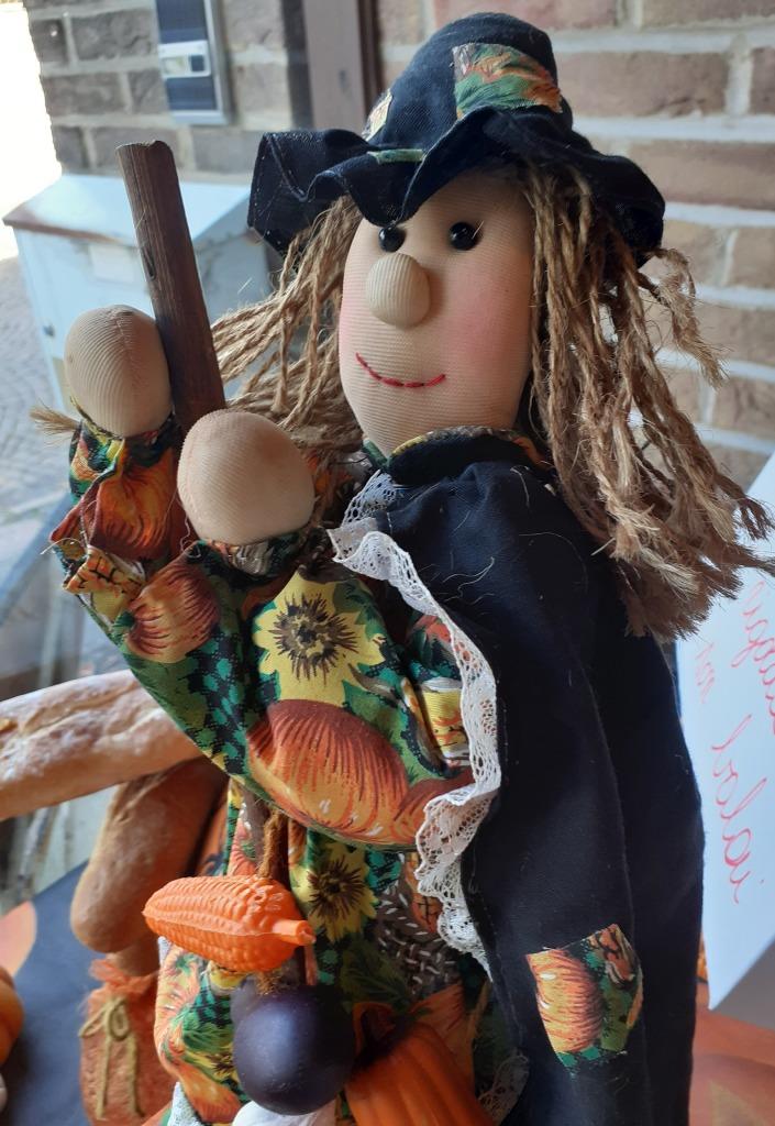 HALLOWEEN  NEUVE SORCIÈRE ‍️EN TISSU SUR BALAI, Enlèvement ou Envoi, Neuf, Article de fête