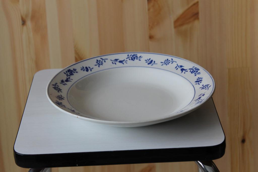 Lot de 12 assiettes creuses et 4 assiettes plates Boch, Enlèvement