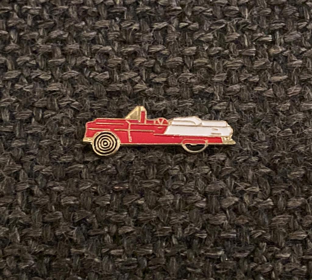 PIN - AUTO - VOITURE - CAR - CABRIO - CADILLAC, Verzenden, Gebruikt, Transport, Speldje of Pin