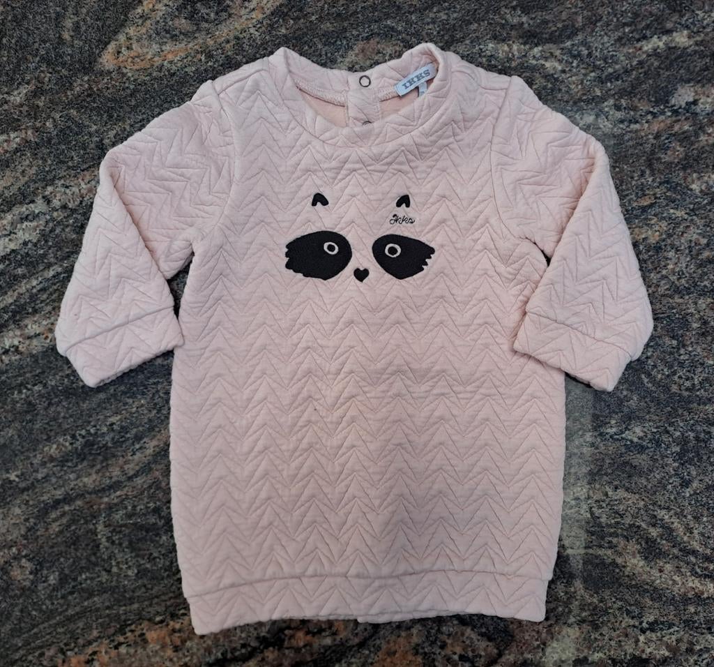 Taille 74 Robe pull rose clair avec surpiqûres et raton lave, Robe ou Jupe, Enlèvement ou Envoi, IKKS, Comme neuf