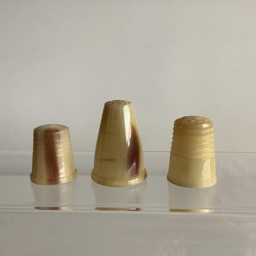 3 leuke vintage vingerhoedjes uit hoorn, Ophalen of Verzenden