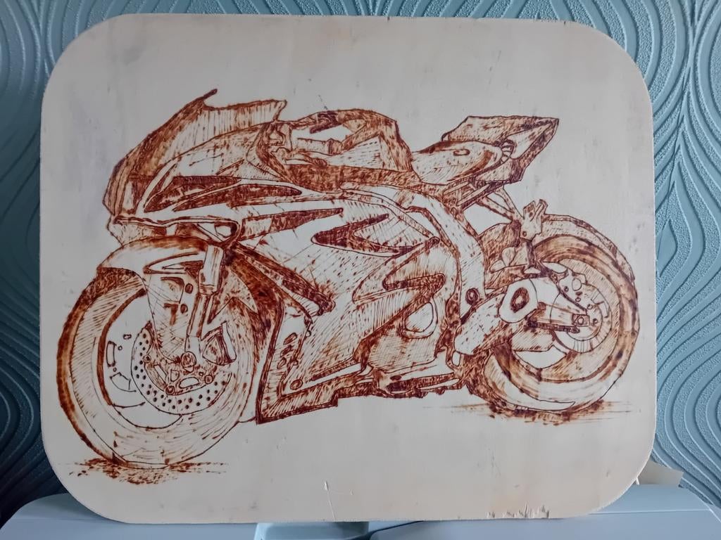 Œuvre de pyrogravure « moto », Enlèvement ou Envoi