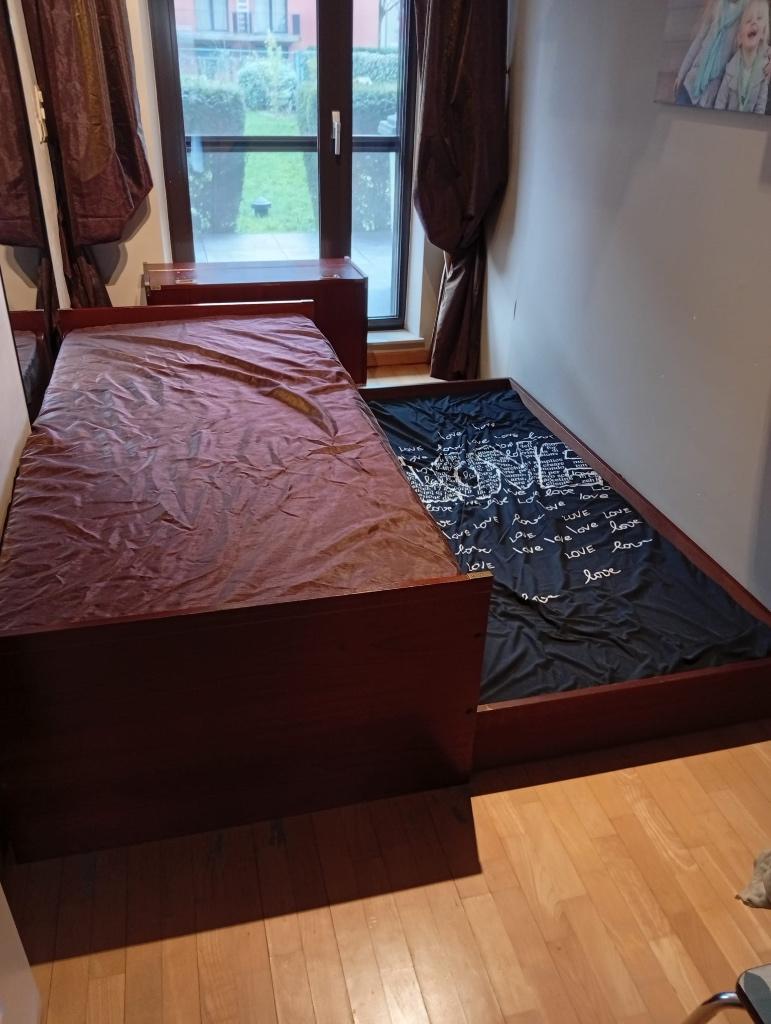 Een houten slaapkamermeubel voor 2 slaapplekken., Huis en Inrichting, Slaapkamer | Bedden, Ophalen, Gebruikt, 90 cm, Bruin