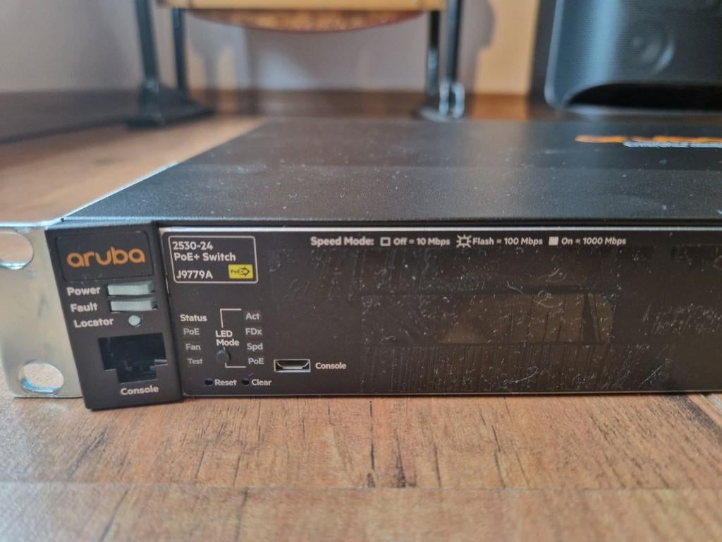 Aruba 2530-24 J9779A netwerk switch Aruba 2530-24 J9779A, Enlèvement ou Envoi, Utilisé