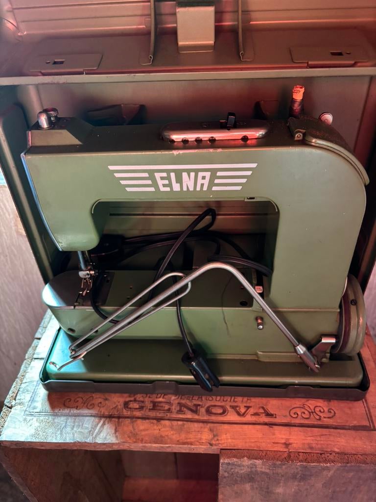 Antieke naaimachine Elna, Enlèvement