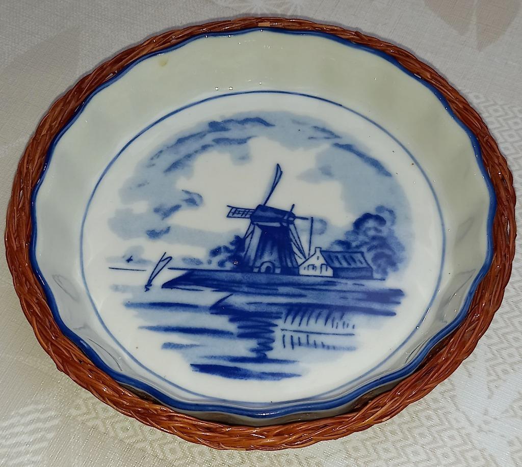 Antieke schaal / bord in mand met decoratie 16cm d, Enlèvement ou Envoi