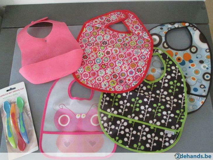 5 slabbetjes in plastic + lepeltjes, Kinderen en Baby's, Ophalen of Verzenden, Nieuw, Meisje