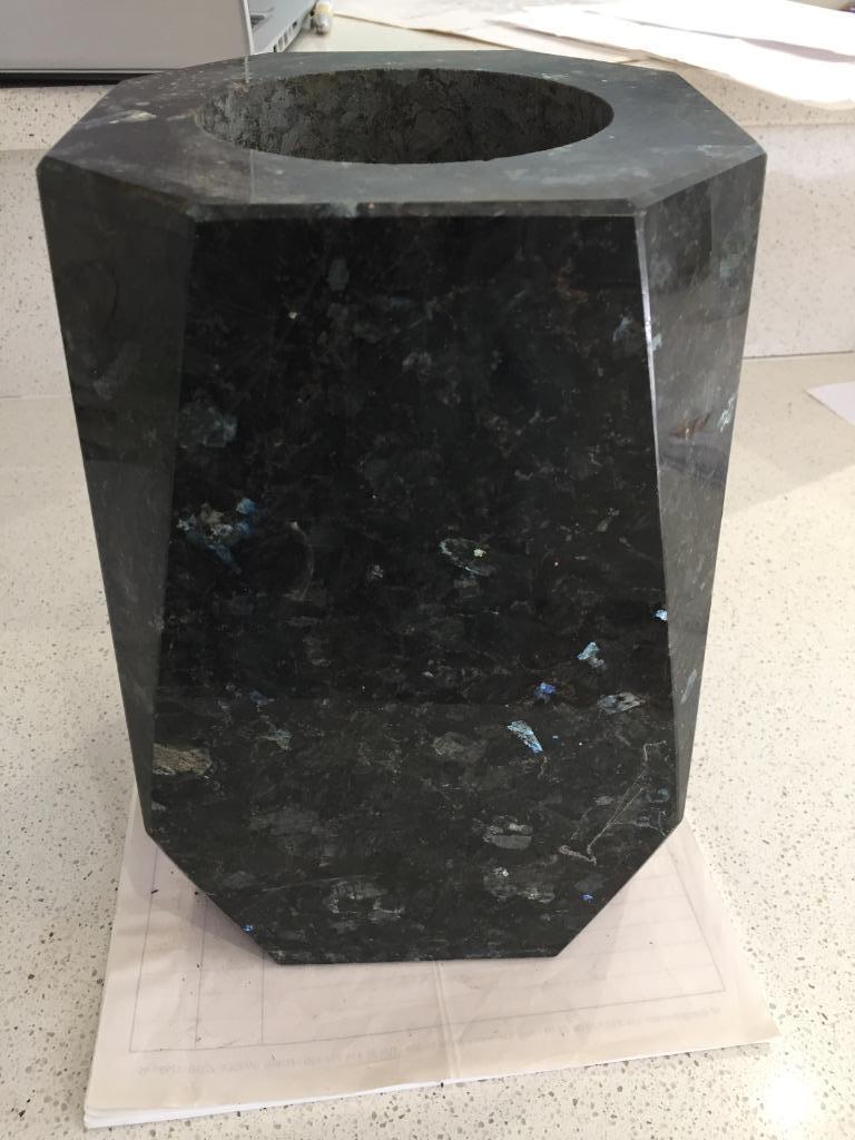 Vase en granit pour monument funéraire, Ophalen