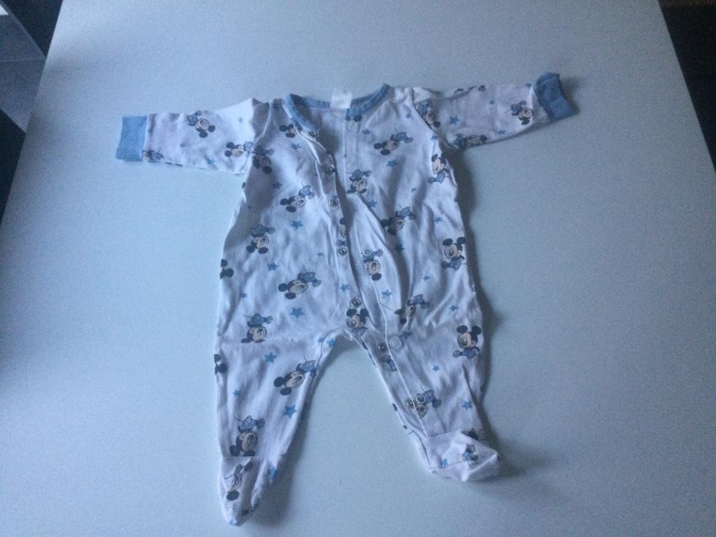 2 pyjama’s maat 56 met voetjes en lange mouwen, Kinderen en Baby's, Babykleding | Maat 56, Nacht- of Onderkleding, Gebruikt, H&M