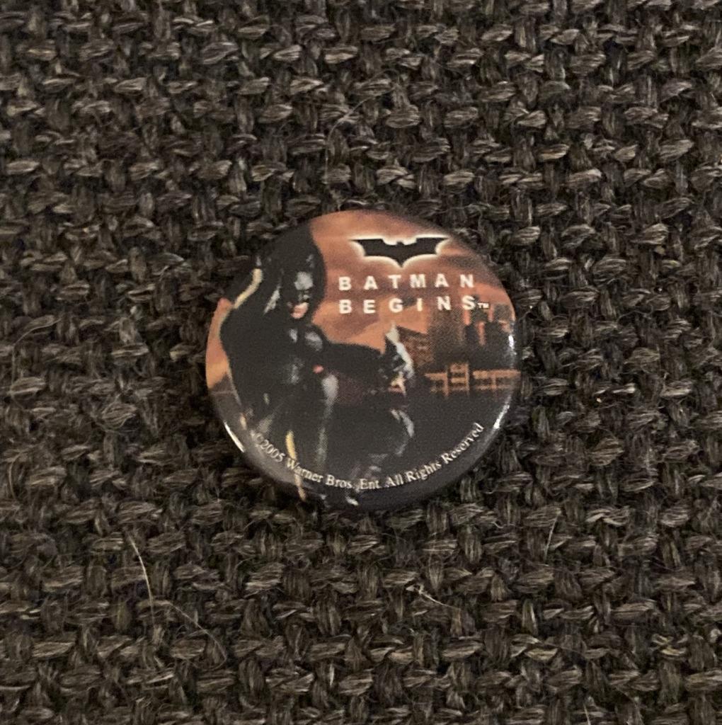 BADGE - BROCHE - BATMAN BEGINS, Verzenden, Zo goed als nieuw, Figuurtje, Speldje of Pin