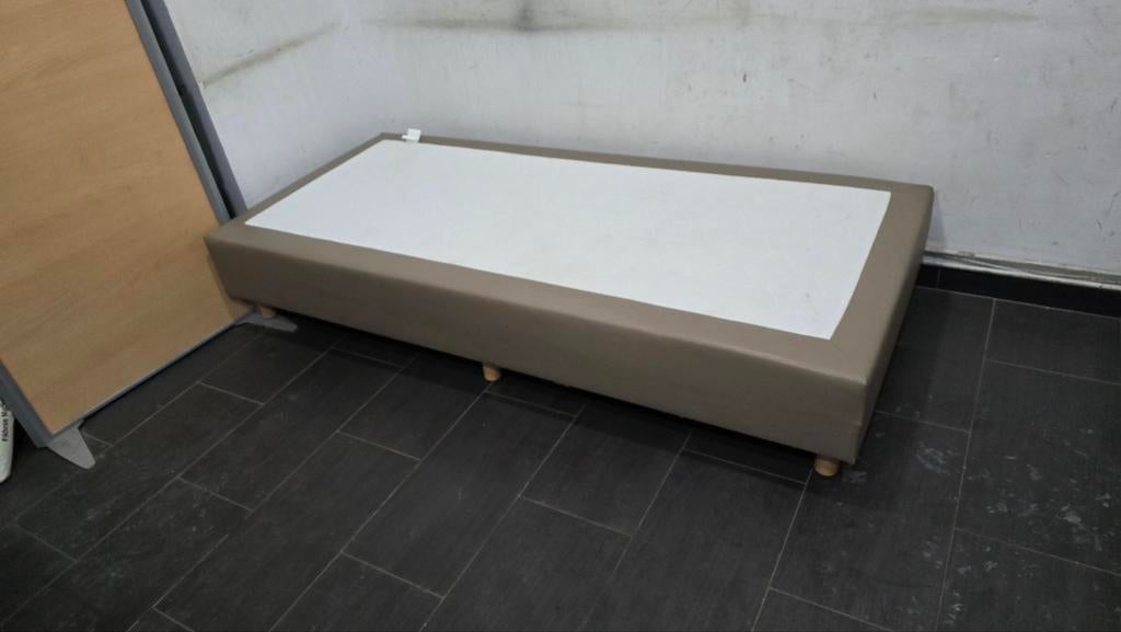 Bedframe van imitatieleer van 90 cm x 200 cm met afneembare