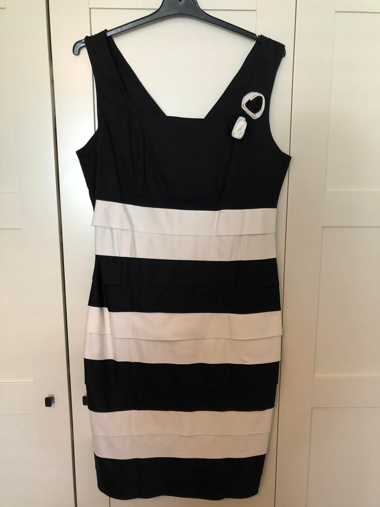 Jolie robe noire et blanche habillée, Ophalen