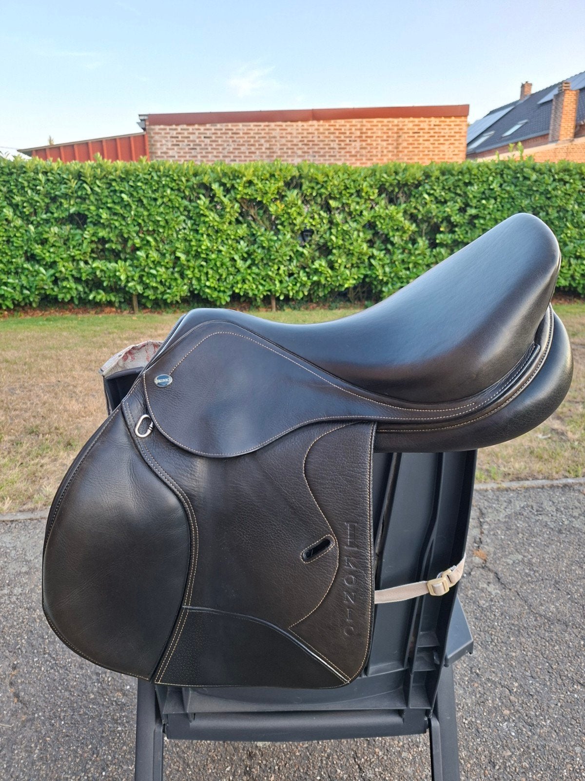 IKONIC springzadel 17,5 inch, Dieren en Toebehoren, Paarden en Pony's | Zadels, Ophalen, Ikonic, Inclusief zadelhoes, L (17.5 inch)