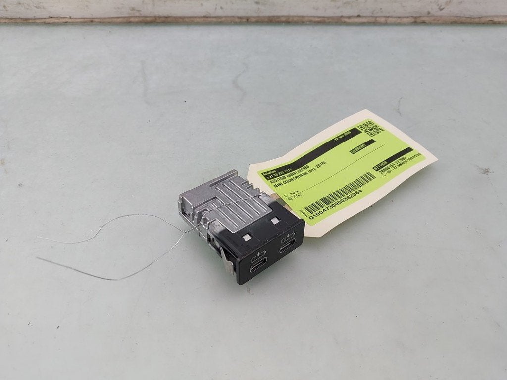 PORT AUX/USB Mini Countryman (F60) (01-2016/06-2019), Petuelring 130
80809  München, DE, Mini, Utilisé, Minikundenbetreuung@mini.de