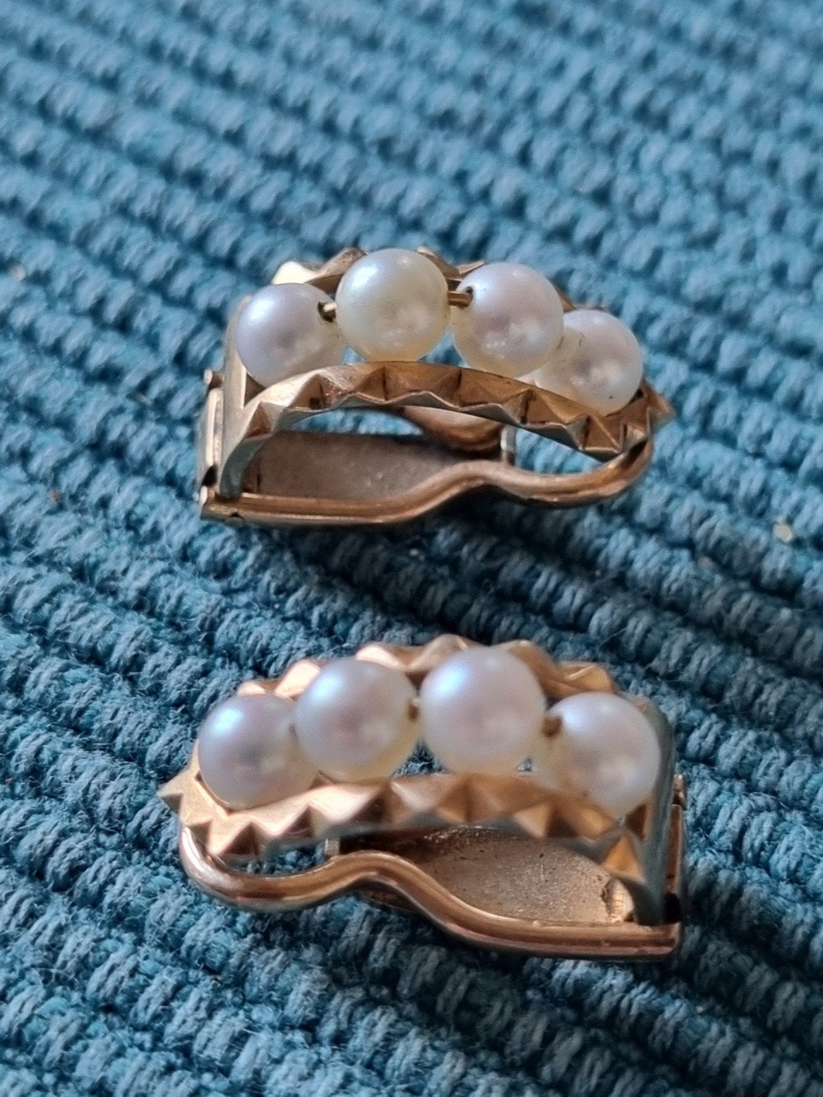 boucle clip or et perles fines, Handtassen en Accessoires, Broches, Ophalen, Zo goed als nieuw, Goud, Met parel