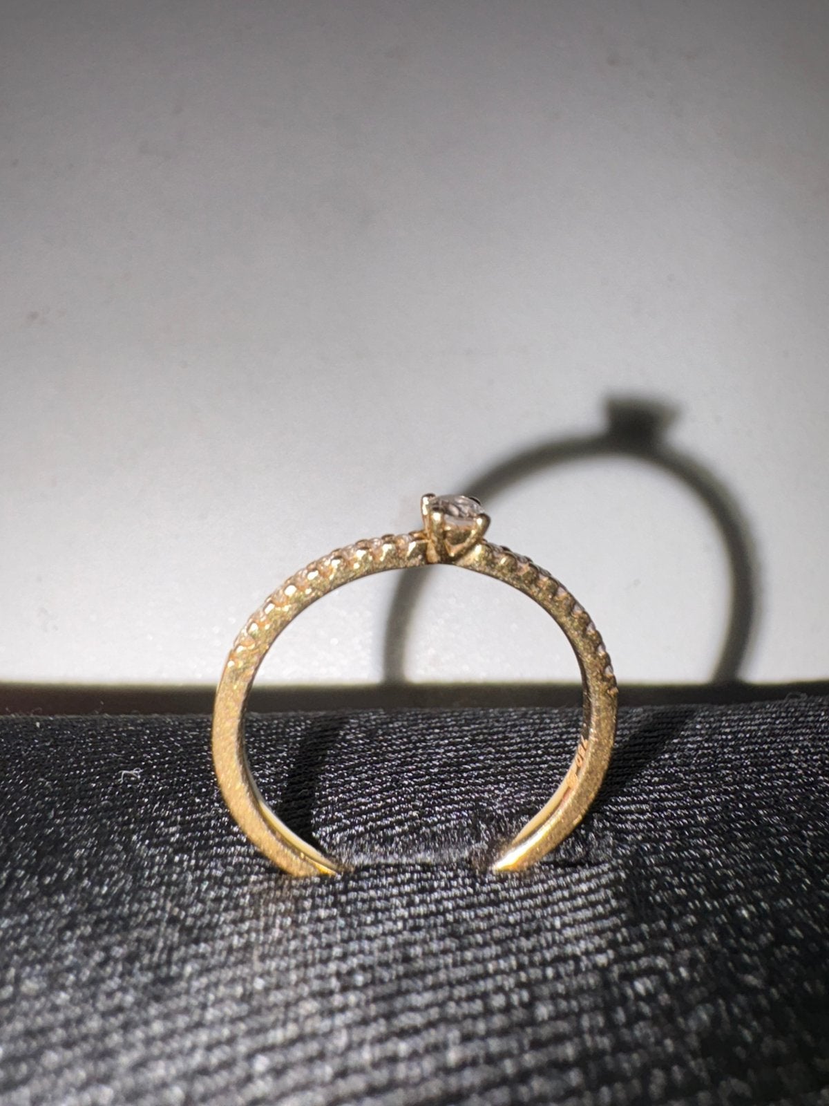 18k gouden ring  met echte diamant - grotere middensteen, Handtassen en Accessoires, Ringen, Ophalen, Zo goed als nieuw, 17 tot 18