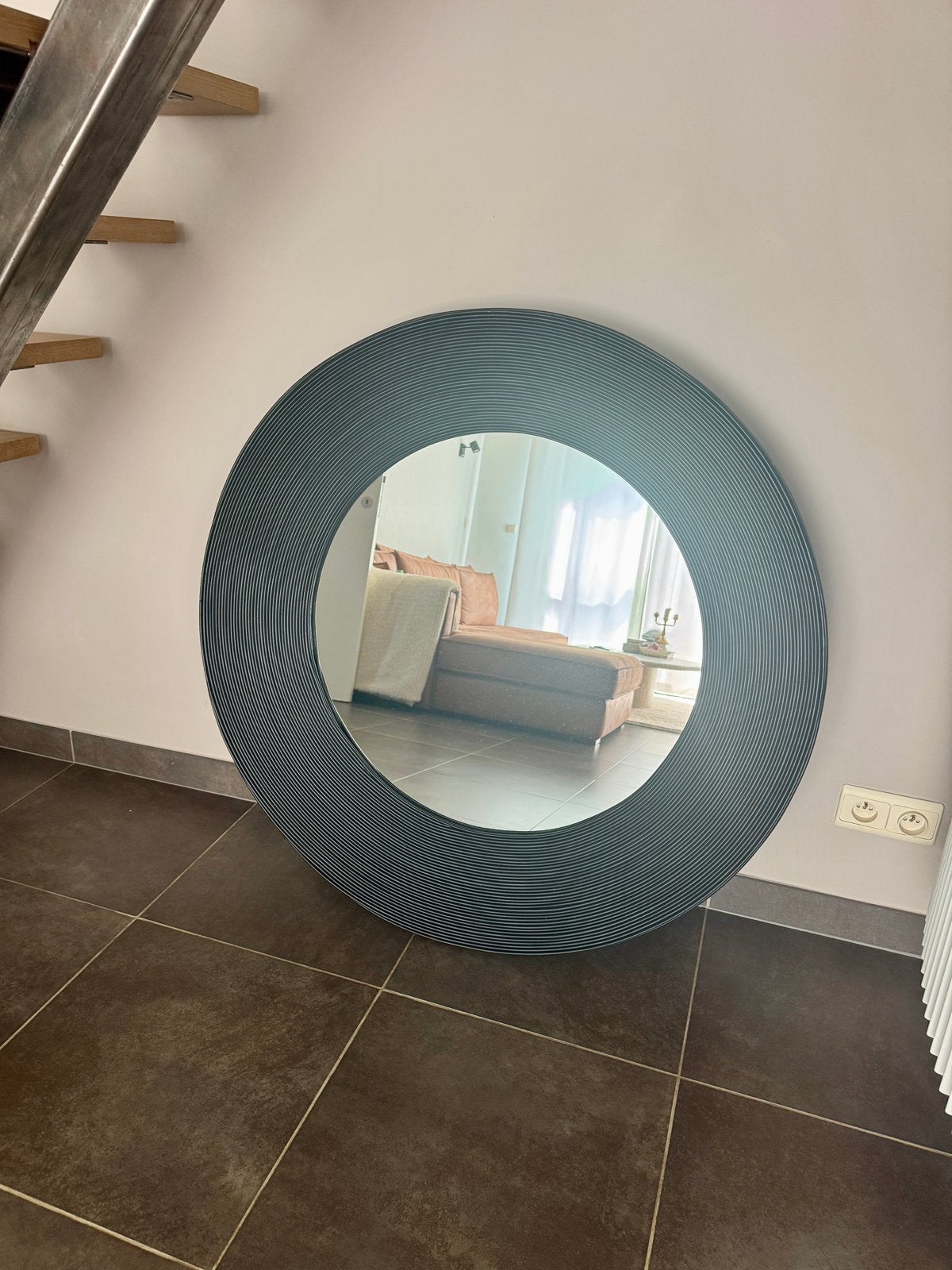 Moderne ronde designspiegel met zwarte geribbelde rand., Ophalen, Zo goed als nieuw, Rond