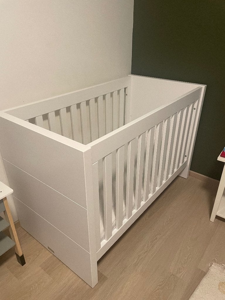 Babybed + matras + matrasbeschermer + hoeslaken (aerosleep), Kinderen en Baby's, Ophalen, Zo goed als nieuw, Lattenbodem