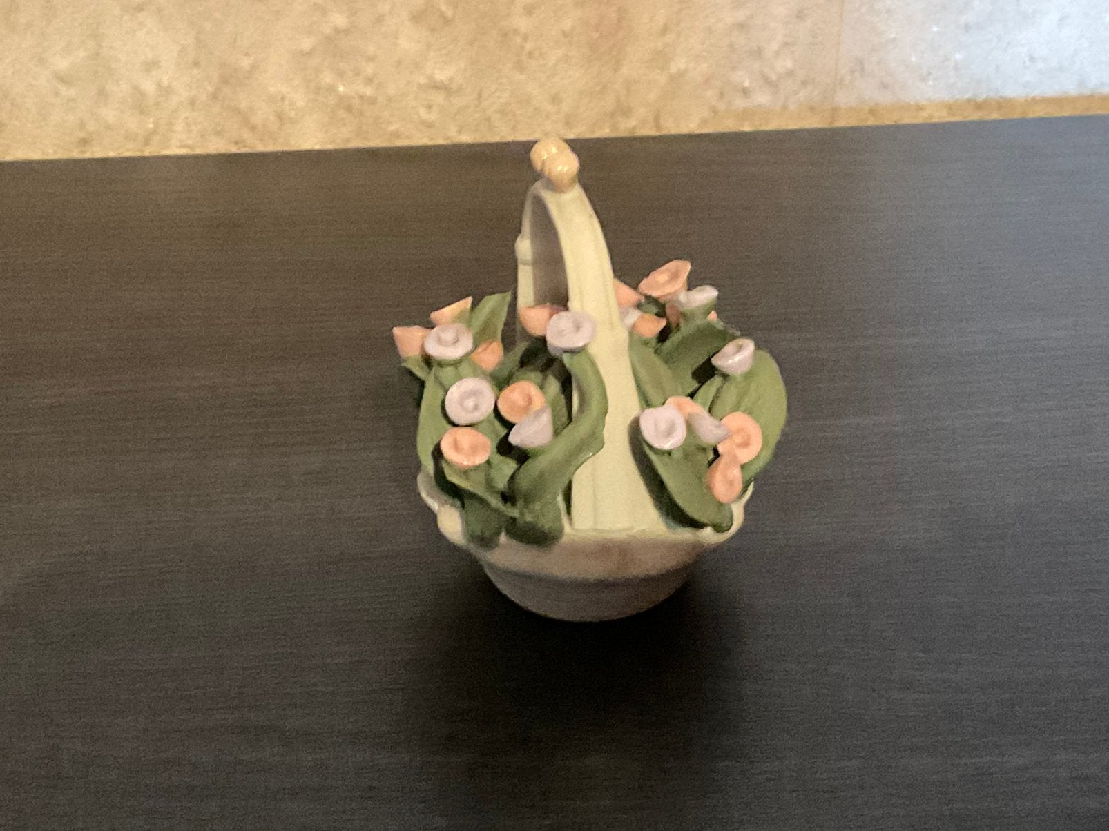 Statue en panier de fleurs, Envoi